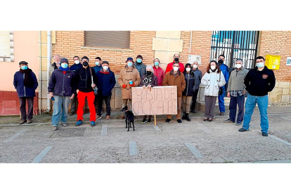 Un grupo de agricultores en desacuerdo con la concentración parcelaria se manifiesta frente al Ayuntamiento. - D. V.