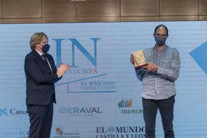 José Luis Román, CTO de la startup Nebbie, recibe de Jesús García Zamora el premio al Mejor Proyecto de Segovia.- PHOTENIC