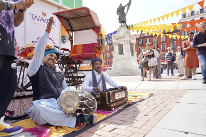 Músicos indios en la plaza Mayor. | ICAL