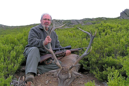 El presidente de la FCCYL Santiago Iturmendi con un ciervo cazado en rececho en la Comunidad.-LEONARDO DE LA FUENTE