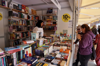 Primeros visitantes en la Feria del Libro. | ICAL