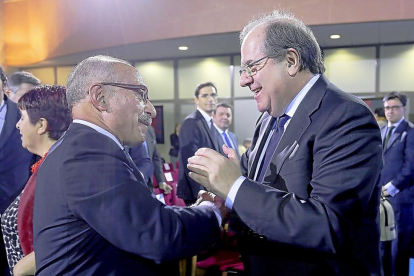 El periodista galardonado, Alfredo Matesanz, saluda al presidente de la Junta, Juan Vicente Herrera, durante la entrega de premios.-ICAL