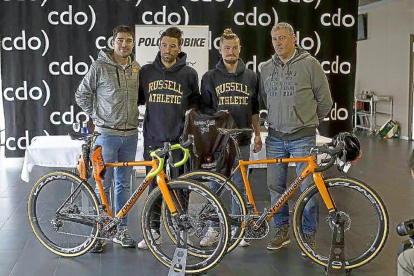 Israel Castañeda y Óscar Pujol, en el centro, posan en el CDO con sus bicicletas.-D.V.