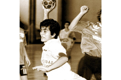 Paloma Arranz, con la camiseta del Universitario a finales de los 80.-EL MUNDO