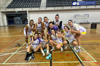 Las jugadoras de Ponce tras su primer triunfo en su regreso a Liga Femenina 2. / EL MUNDO