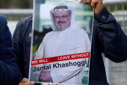 Un manifestante muestra la foto de Jamal Khashoggi en una protesta frente al consulado de Arabia Saudí en Estambul.-REUTERS