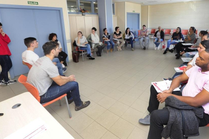 Imagen del taller celebrado ayer en  la sede de Cruz Roja Burgos.-ISRAEL L. MURILLO