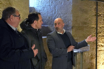 El presidente de la Diputación de Valladolid, Conrado Íscar, entrega cinco nuevas piezas restauradas a diferentes localidades vallisoletanas. - ICAL