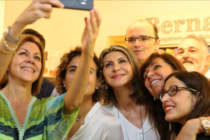 María Dolores de Cospedal, acompañada de la ex ministra Dolors Montserrat, fotografiándose con afiliados y simpatizantes en la sede del PP en Barcelona.-/ RICARD CUGAT