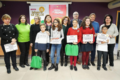 Los ganadores del concurso junto a sus tutores y a representantes del Ayuntamiento y FECOSVA.-E. M.