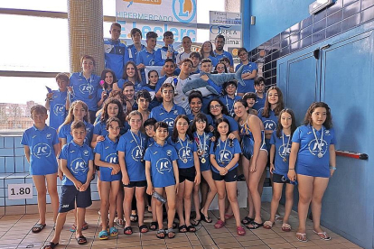 Nadadores de todas las edades durante la celebración de un Trofeo organizado por elAcuático León.-