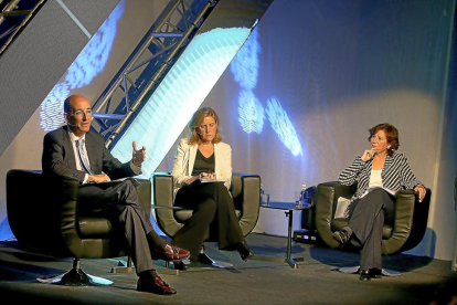 El presidente de General Electric, Daniel Carreño, conversa con Helena Herrero, presidenta de HP Ibérica (D) y Marta Martínez, presidenta de IMB España.-ICAL
