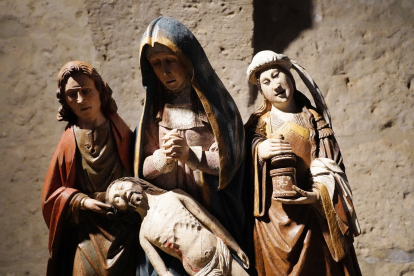 Llanto sobre Cristo Muerto, del siglo XVI, en la iglesia de San Miguel Arcángel de Pedrosa del Rey (Valladolid). - ICAL