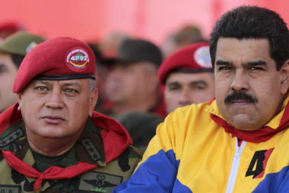 El Chavista Diosdado Cabello (izquierda), presidente de la Asamblea Nacional, junto al mandatario venezolano, Nicolás Maduro, en un acto oficial.-REUTERS