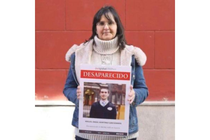 Blanca, la hermana de Miguel Ángel, muestra un cartel de desaparición.- E. M.