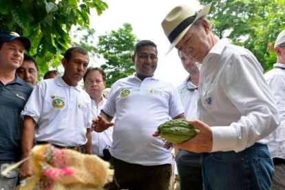 El presidente de Colombia, Juan Manuel Santos (con sombrero) ha pedido a su equipo negociador que "apretre el acelerador" para firmar la paz con las FARC.-EFE / EFRAIN HERRERA