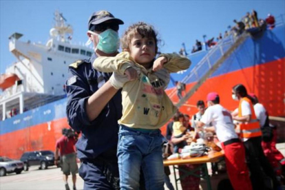 Desembarco de refugiados, el martes, en la isla griega de Creta tras el rescate en el mar de 103 personas-AFP / COSTAS METAXAKIS