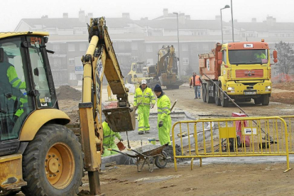 Varias máquinas y operarios trabajan en un ramal de la A-62 para urbanizarlo y convertirlo en calle-J. M. LOSTAU