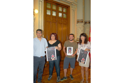 Ana Redondo presentó ayeren el Ayuntamiento el cartel de actividades de la Noche de San Juan.-EL MUNDO