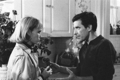 John Cassavetes junto a Mia Farrow en una escena de 'La semilla del diablo'-IMDB