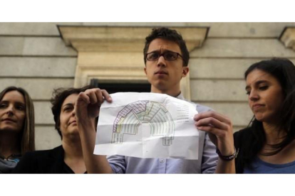 Íñigo Errejón muestra un plano con la distribución de los escaños en el hemiciclo del Congreso, ayer.-AGUSTÍN CATALÁN