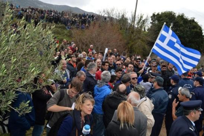 Manifestantes con carteles y banderas griegas durante una marcha contra la construcción de un 'hotspot' en Kos, el 14 de febrero.-EFE / YANNIS KIARIS