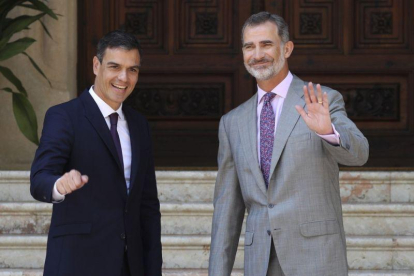 El rey Felipe VI y el presidente del Gobierno, Pedro Sánchez, en el Palacio de Marivent.-BALLESTEROS (EFE)