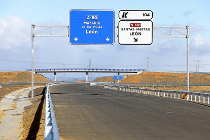 Imagen de la autovía, el pasado día 7, en la que se observa el estado de parte del tramo Santas Martas-Puente Villarente y la paralización de las obras.-J.M. LOSTAU