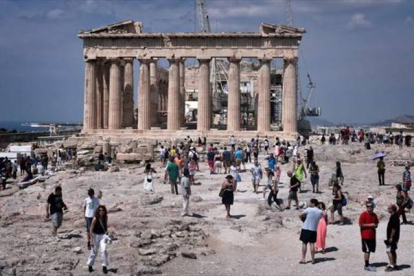 Turistas visitan la Acrópolis, donde se podía pagar con tarjeta, ayer.-Foto: AP / THANASSIS STAVRAKIS