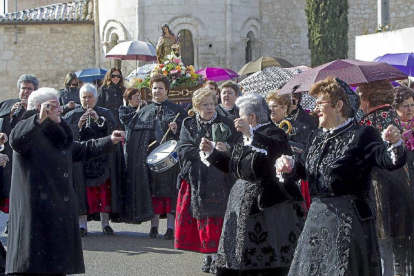 Mujeres de la Asociación de Consumo de Íscar bailan al son de las jotas para acompañar la Virgen en procesión tras la celebración de la misa-J.M. LOSTAU