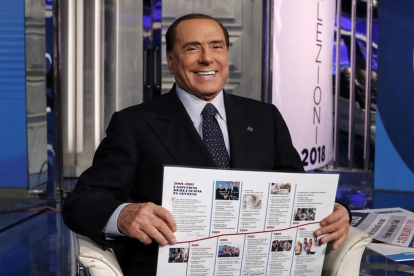 Berlusconi sonríe durante la grabación del programa televisivo Porta a porta, en Roma, el 2 de febrero.-/ EFE / RICCARDO ANRTIMIANI