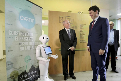 José Ramón Perán y Alfonso Fernández Mañueco visitan la empresa Cartif con motivo de su 25 aniversario.-ICAL