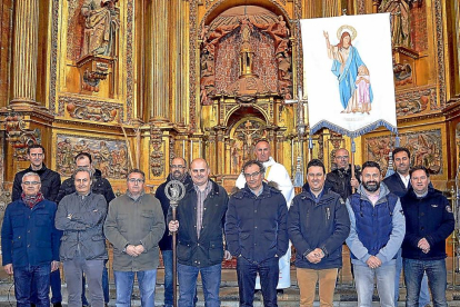 Hermanos de la tres veces centenaria Cofradía del Ángel, ayer, en la Iglesia de Santiago de Cigales.-EL MUNDO