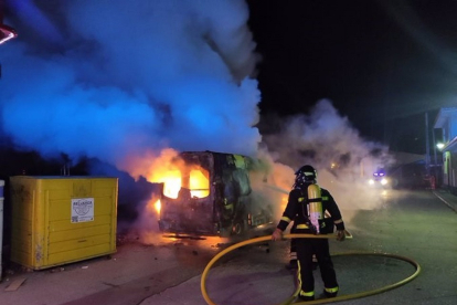 Actuación de los bomberos para sofocar las llamas en la ambulancia de Tudela de Duero. -E.PRESS
