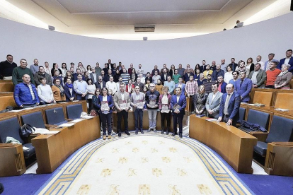 Asistentes a la jornada informativa de ayer posan en el hemiciclo del Castillo de Fuensaldaña junto al presidente de la Diputación, Conrado Íscar.-EL MUNDO