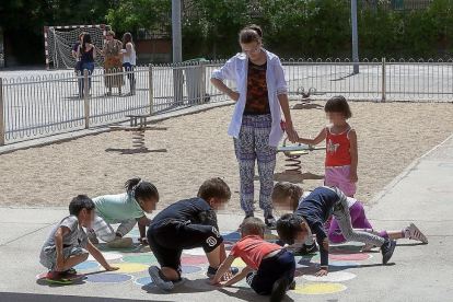 Un grupo de niños de los comedores escolares juega en el patio del colegio Entre Ríos.-PABLO REQUEJO