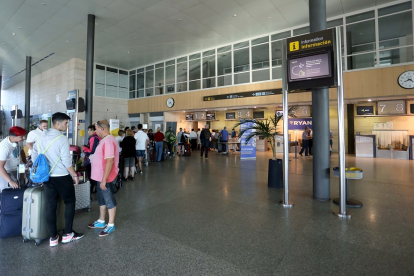 Pasajeros hacen cola antes de subir al avión en el aeropuerto de Villanubla, en una imagen de archivo.- ICAL