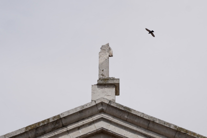 Un rayo derriba la cruz de la iglesia de las Esclavas de Valladolid. ICAL