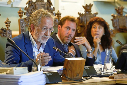 Manuel Saravia y Óscar Puente, en un pleno del Ayuntamiento.-J.M. LOSTAU