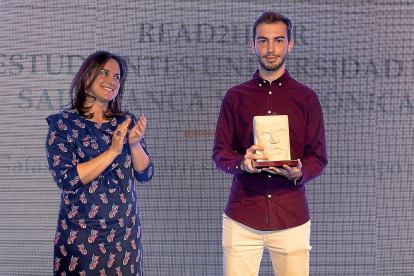 Adriana Ulibarri entrega el premio al Mejor Proyecto del Año a Enrique Hernández.-J. M. LOSTAU