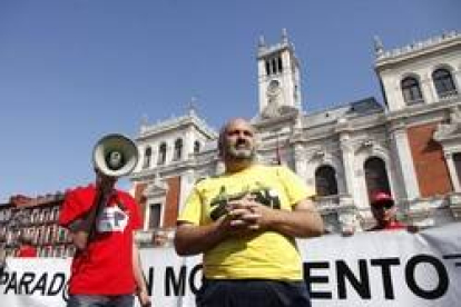 El leonés Ramiro Pinto, quien protagonizó recientemente una huelga de hambre, asiste a la concentración del colectivo 'Parados en Movimiento'-Ical