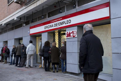 Personas esperando a las puertas de una oficina de empleo.-Gonzalo Arroyo