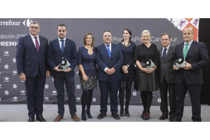 Foto de familia de la entrega de los Premios Pyme Carrefour.-ICAL
