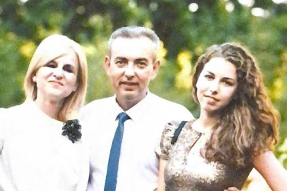 Solomiia Tymus posa junto a su familia, en una foto tomada en Ucrania hace más de dos años. E.M.