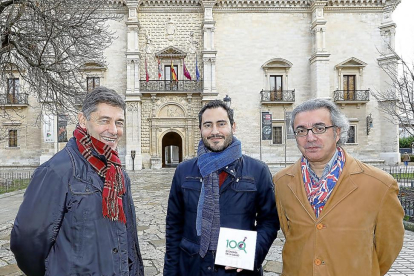 José María Eiros, Alberto Pérez y Carlos Cabezas muestran su libro delante del Palacio de Santa Cruz.-J. M. LOSTAU