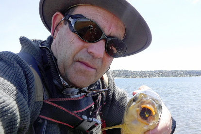 Paco Redondo con una magnífica carpa pescada a mosca seca. L.D.F.