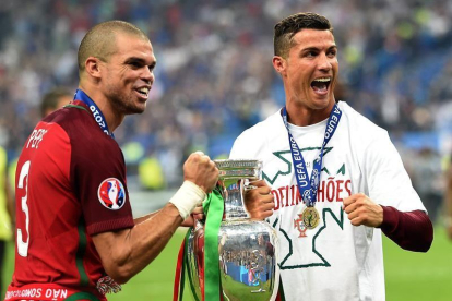 Pepe y Ronaldo con la Copa.-EFE
