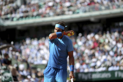 El tenista español Rafael Nadal durante el partido de cuartos de final de Roland Garros disputado ante el serbio Novak Djokovic en París, Francia.-Foto: EFE