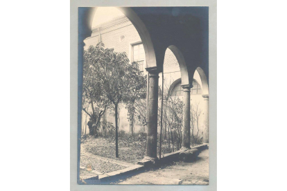 Patio del archivo de Chancillería, actual biblioteca universitaria Reina Sofía (1950) - ARCHIVO MUNICIPAL DE VALLADOLID
