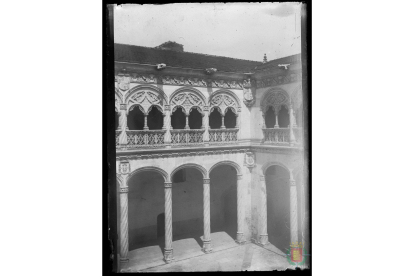 Vista parcial del patio del Colegio de San Gregorio, actual Museo Nacional de Escultura (1907) - ARCHIVO MUNICIPAL DE VALLADOLID